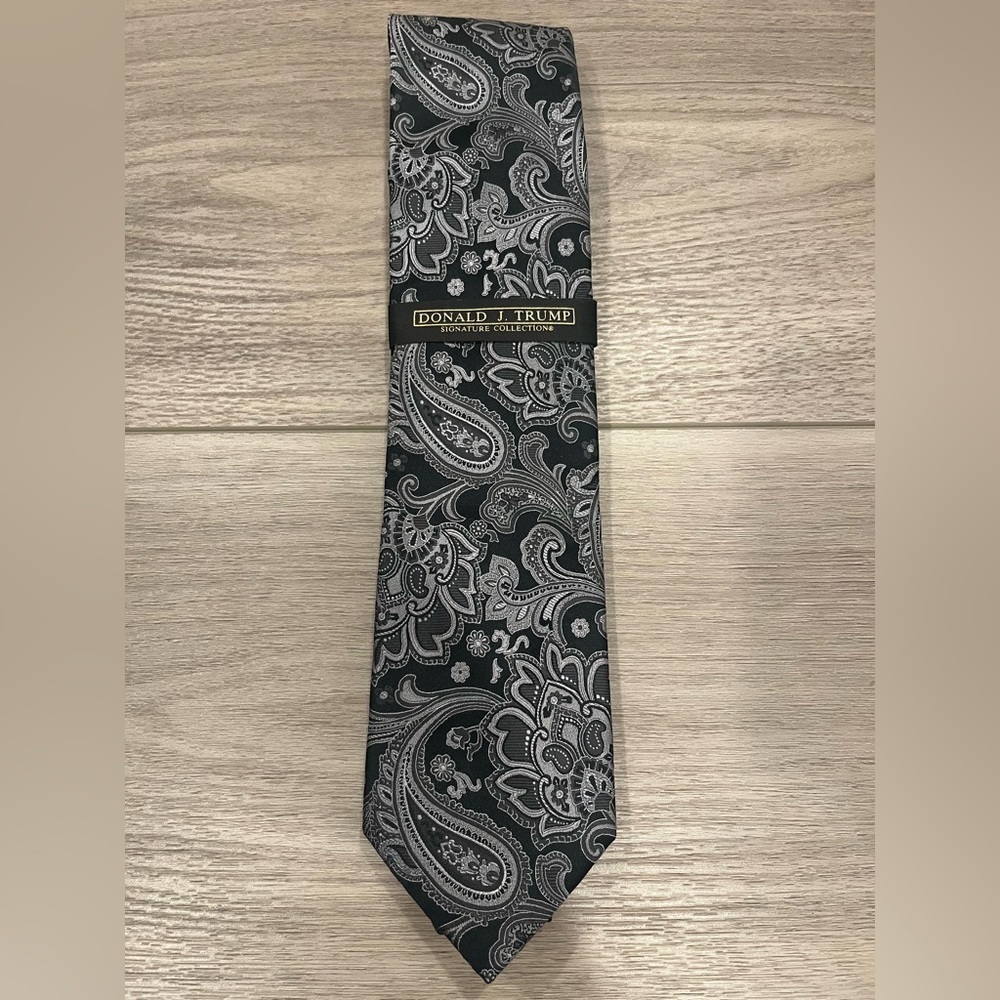 NWT DONALD J. TRUMP Black Paisley Tie 100% Silk Signature COLLECTION